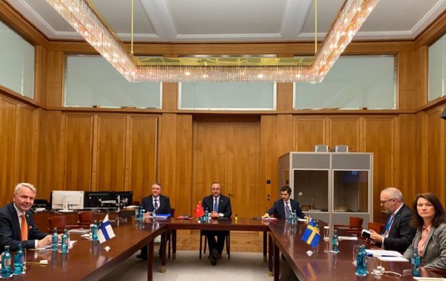 Турция, Финляндия и Швеция обсудили политику "открытых дверей" НАТО