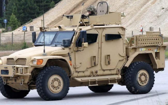 В Украину прибыли британские бронемашины Husky