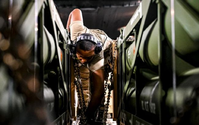 В Пентагоне показали, как грузят партию боеприпасов для Украины