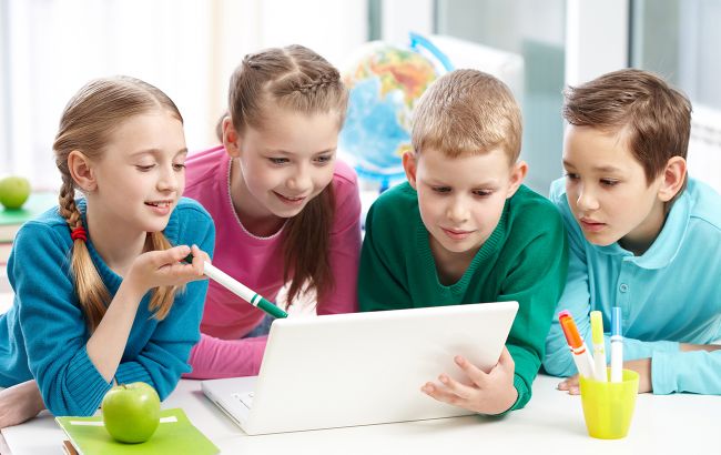 Як зберегти спину та зір дітей на дистанційному навчанні: поради лікарів