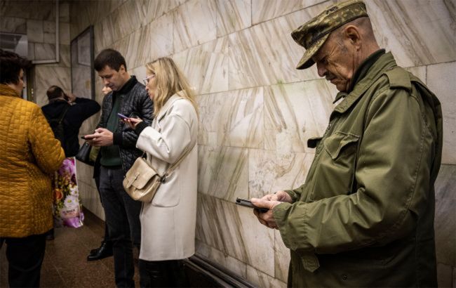 "Ми виповзли в коридор, а з кухні вже дим ішов": кияни розповіли про удар в їхній будинок