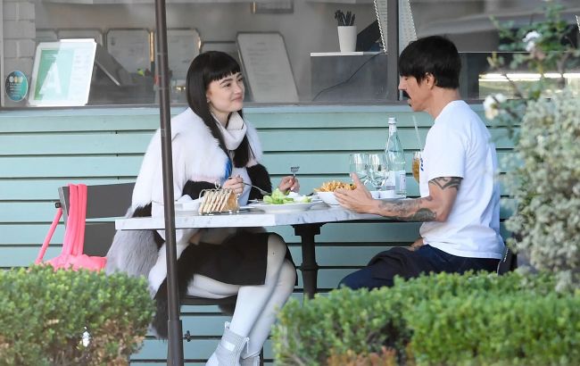 Заскочили с поличным: солиста Red Hot Chili Peppers заметили на свидании с украинкой (фото)