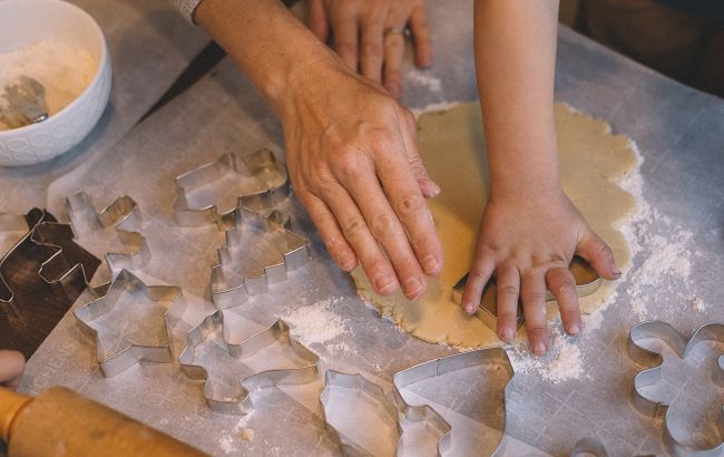 Для зимової атмосфери: готуємо популярне імбирне печиво від Євгена Клопотенка (відео)