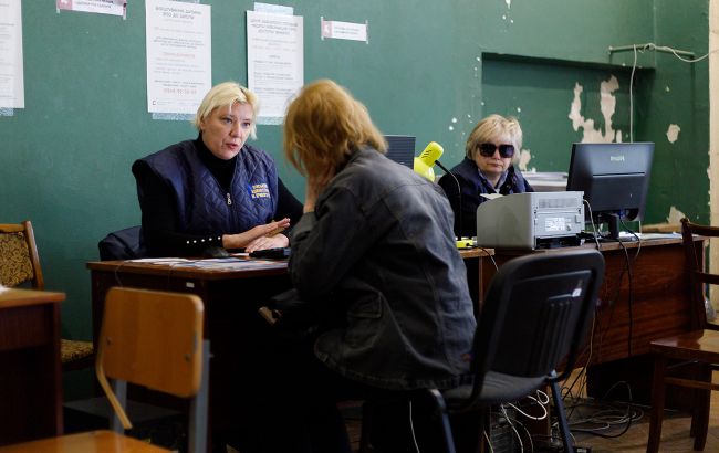 Деякі українці можуть отримати грошову допомогу: хто саме та як це зробити