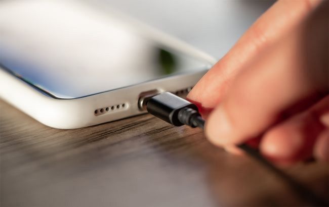 Як зарядити смартфон вдвічі швидше: використовуйте ці трюки