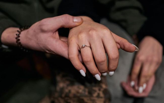 Военный сделал предложение девушке прямо на линии столкновения: трогательные фото