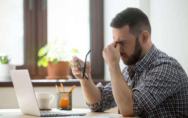 Ось чому у вас болить голова зранку після пробудження: названо причини