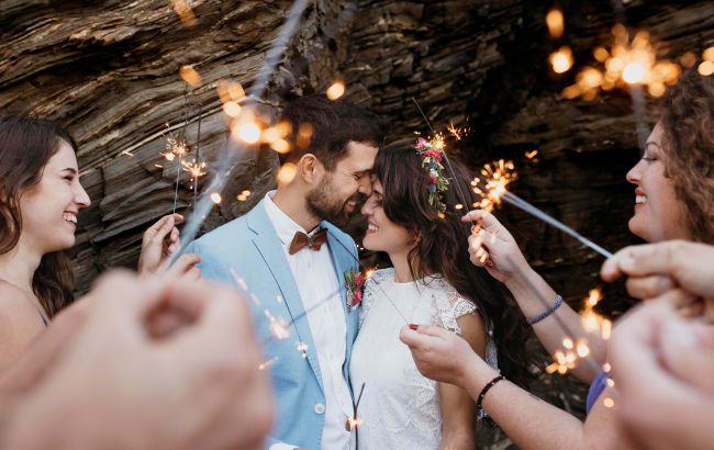 Що не варто дарувати нареченим на весілля: ці подарунки притягують неприємності