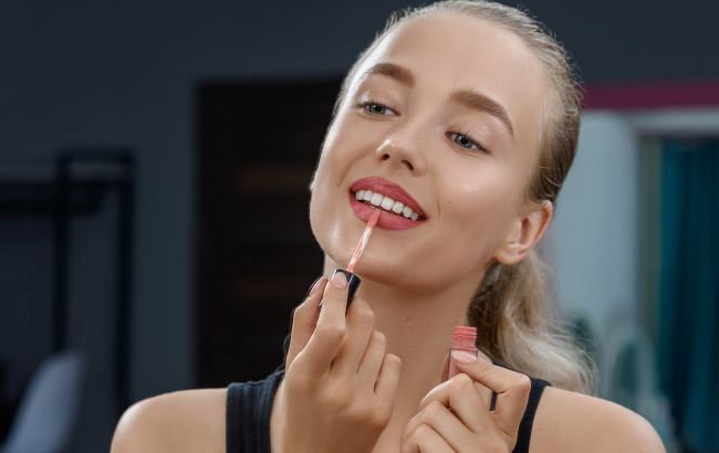 Ці кольори помади додають вам віку та "підсвчують" зморшки