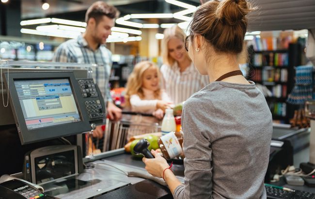 Українцями маніпулюють у магазинах. Як розпізнати обман на цінниках і в чеку: відповіді експертів