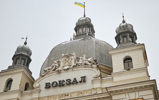 На вокзалі у Львові з'явилася скульптура, яка спантеличила містян: що там встановили (фото)