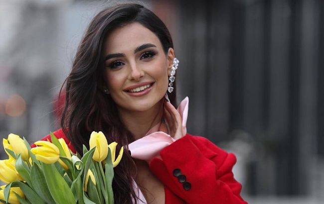 Очки дороже обуви: Николас Карма узнал стоимость образа Анны Тринчер во Львове