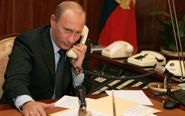 Путин по телефону обсудил с Меркель и Олландом выполнение Минских договоренностей