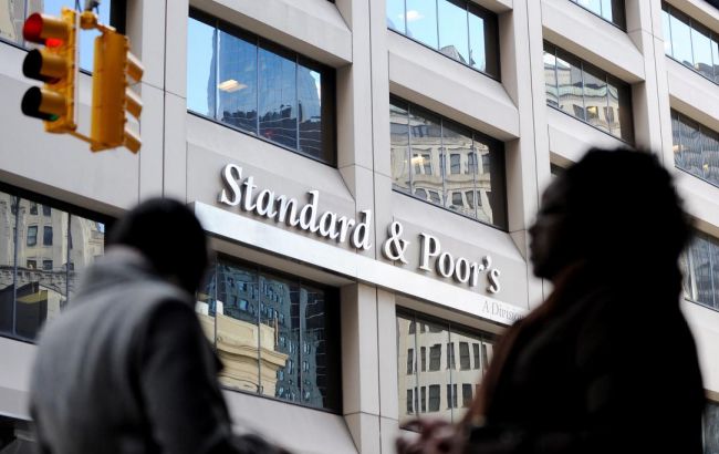 S&P понизило кредитный рейтинг Британии на два уровня