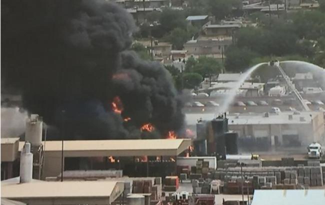 В результате пожара на химскладе в Финиксе взорвались резервуары с пропаном