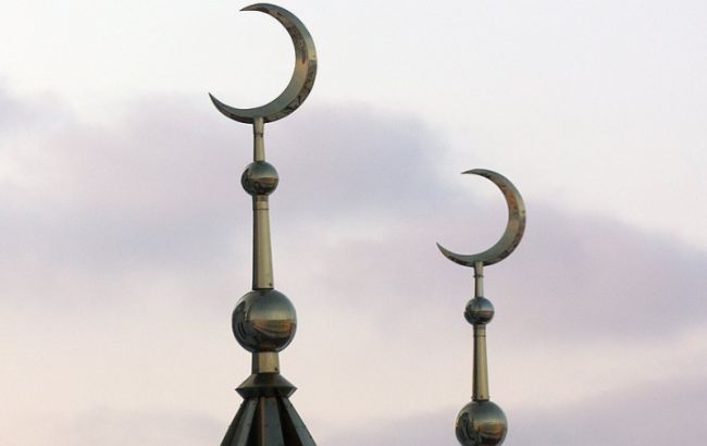 В Крыму вооруженные люди похитили более 100 человек из мечети