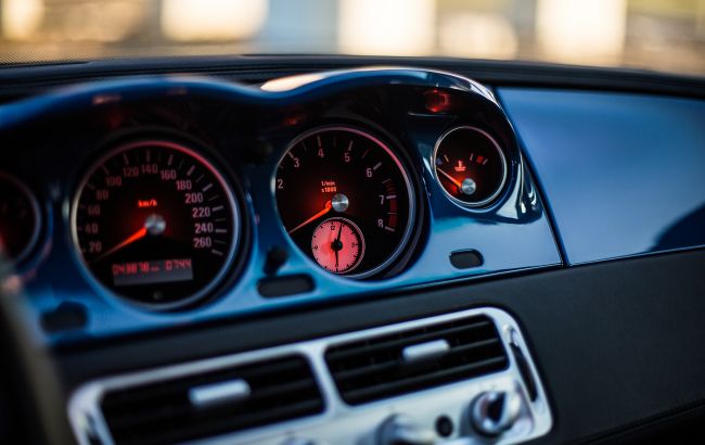 Загорелся символ на панели приборов авто: что делать