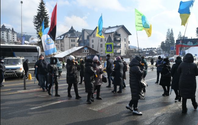 Предприниматели на Прикарпатье заблокировали "Буковель" с требованием закрыть курорт