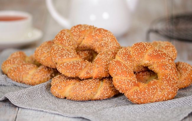 Як швидко і легко приготувати відомі турецькі бублики з кунжутом: покроковий рецепт