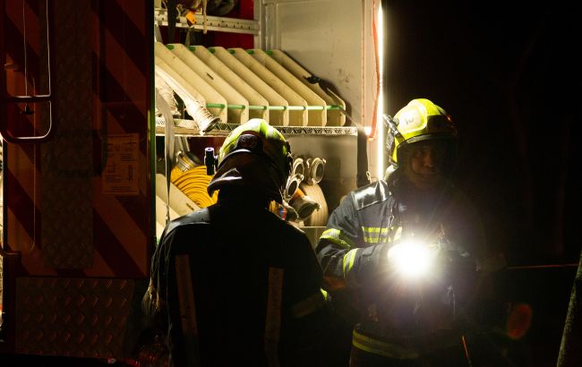 Дрон влучив у багатоповерхівку в Запоріжжі: палають квартири, є поранені (фото)