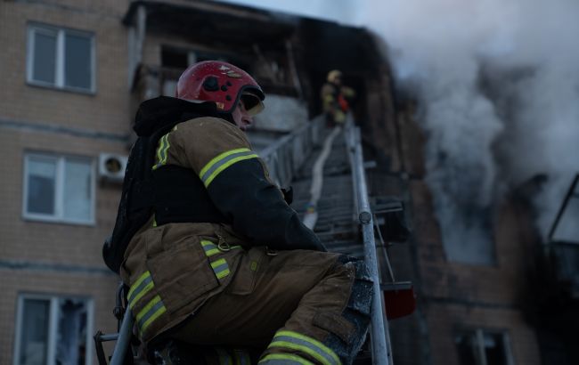 В Одесі пряме влучання у житловий будинок: під завалами шукають людей, є поранені