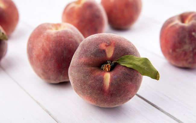 Кому не можна їсти персики: три категорії людей, яким солодкий фрукт може нашкодити