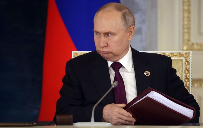 Росія знову скаржиться: на їх посольство у Швеції скинули пакет із фарбою