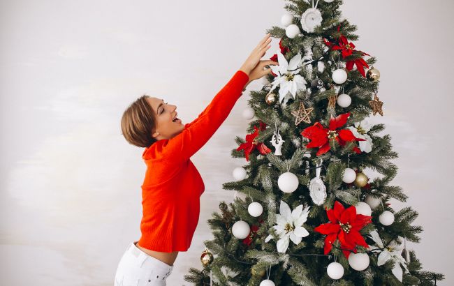 Яка маленька деталь на ялинці привабить у ваше життя гроші: цю традицію мало хто знає