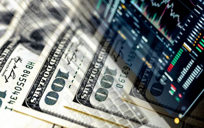 Евро отошел от рекорда, доллар растет: курс на 16 апреля и что делать с "сомнительными" купюрами