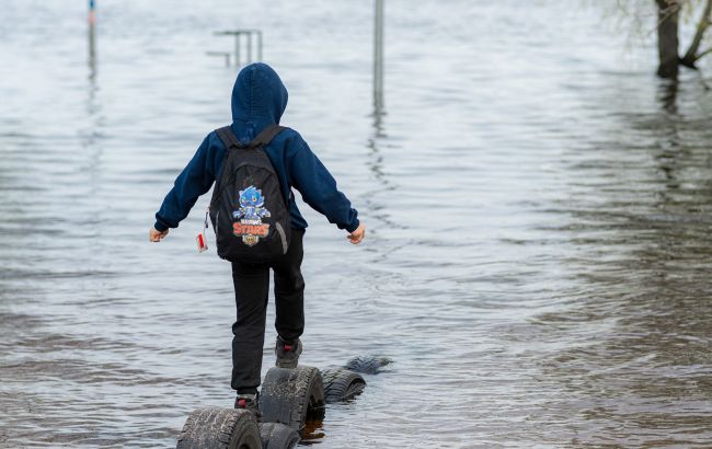 Под Киевом мальчик провалился под лед и утонул. Какие правила поведения зимой нужно рассказать детям