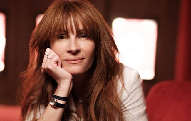 56-летняя Джулия Робертс в бежевых мини-шортах и блестящих туфлях похвасталась стройными ногами