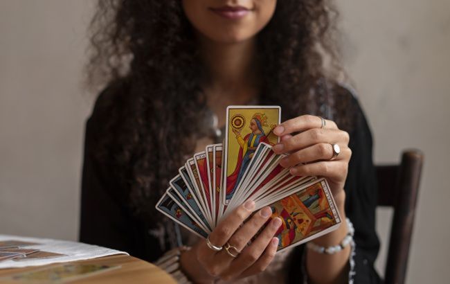 Таро-гороскоп на неделю: каким знакам Зодиака повезет в любви, а кто разбогатеет