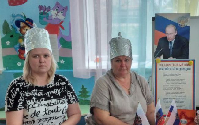 "Патриотический абсурд". Учителей в РФ выставили на посмешище, заставив носить шлемы из фольги