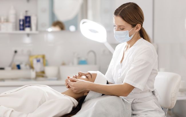 Дерматолог назвала 5 речей, які ніколи не робитиме зі своєю шкірою