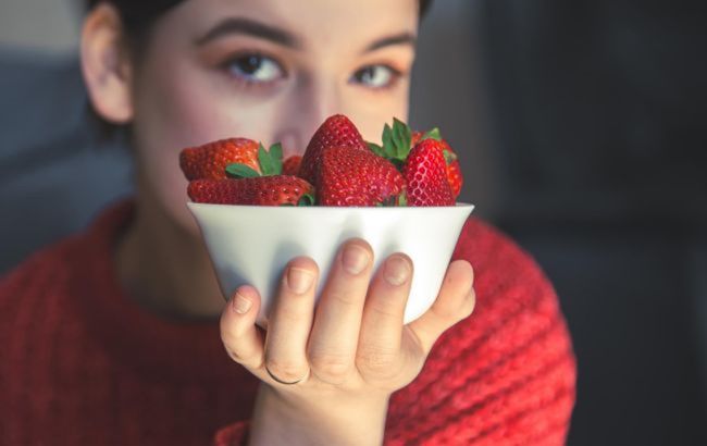 Як правильно мити полуницю та чому це дійсно важливо (відео)