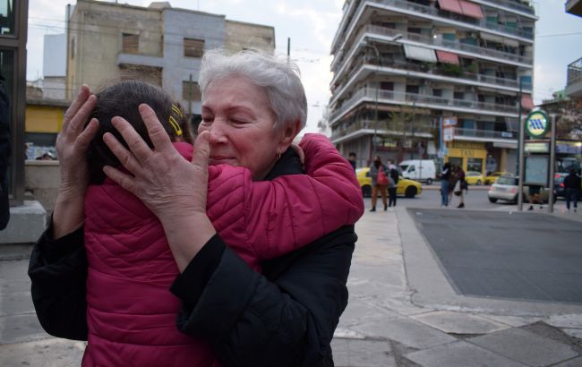 Защита на год и бесплатные школы. Как украинским беженцам помогают в Греции