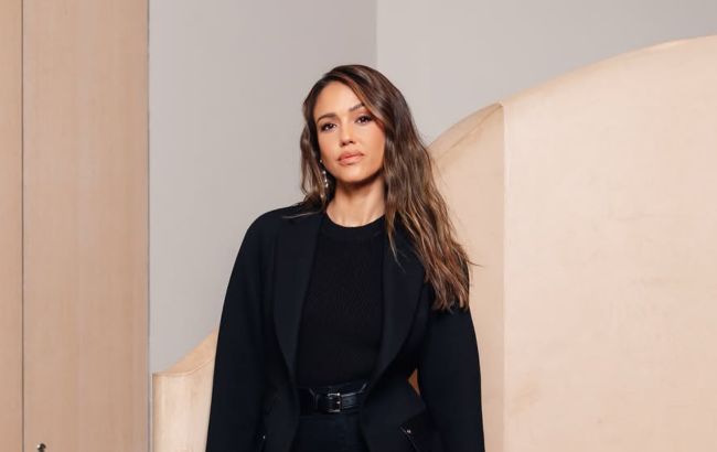 Этот тренд вернулся: Джессика Альба показала, как носить лоферы с носками