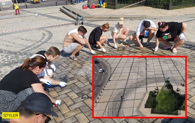 Фото дня: Alyona Alyona драит Софийскую площадь