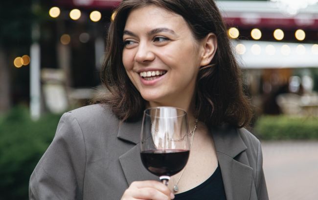 Фітнес-тренер розповів, що відбувається в організмі після келиха вина