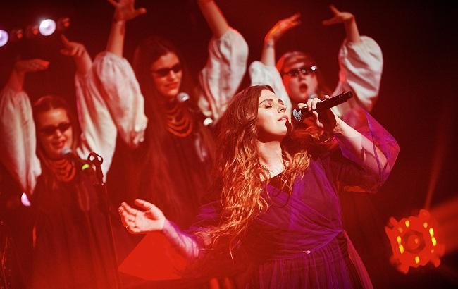 Минимализм и этно-мотивы: KAZKA представила в Киеве дебютный альбом (фото)