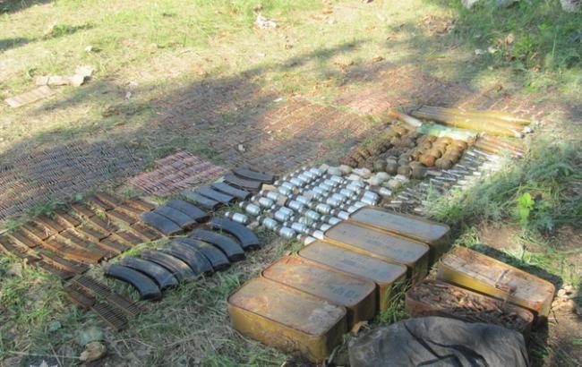 В Луганской области полиция обнаружила в лесу арсенал оружия и боеприпасов