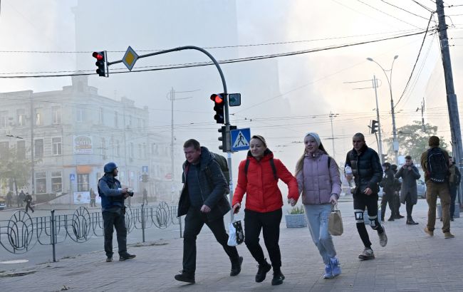 Уламки дрона впали в трьох районах, на дитсадок, будинок та авто: наслідки атаки на Київ
