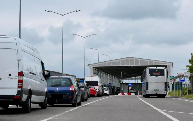Уряд запровадив електронну чергу на кордоні для легкових авто через "Дію"
