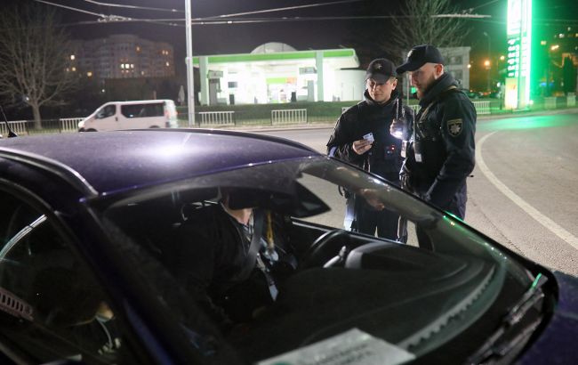 Адвокат розповів, чи зобов'язаний водій виходити із автомобіля, якщо зупинила поліція