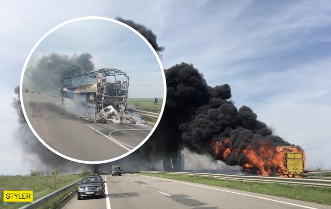 Під Одесою під час руху загорівся автобус з пасажирами: в небо піднялися клуби диму