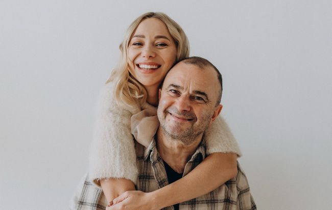 Дружина Віктора Павліка зачарувала новорічною фотосесією із сином: "Цей світ для тебе"