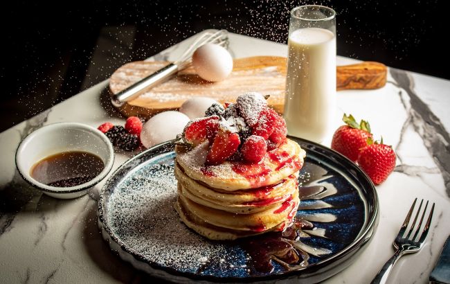 Бюджетний сніданок для всієї родини: приготуйте пухкі млинці без яєць та молока