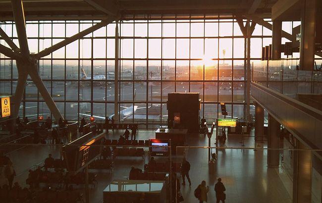 Пассажир рейса, летевшего в Лондон, пытался открыть дверь в полете