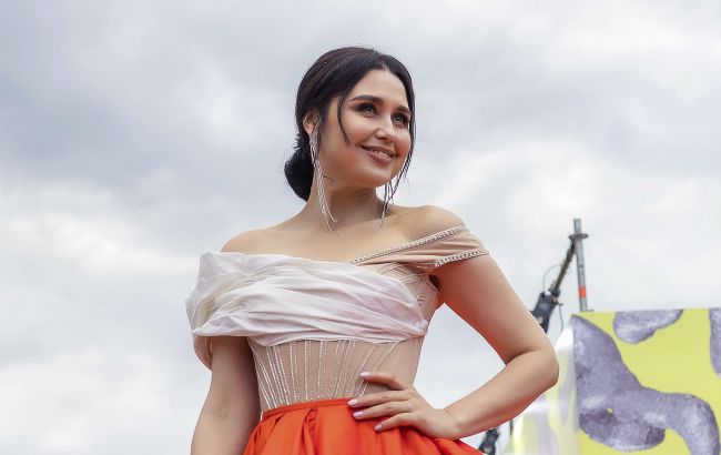 Звезда "плюсов" в пышной юбке с разрезом блеснула на красной дорожке: яркие фото