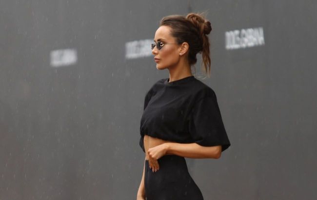 Мішина блиснула брендовим "луком" у Нью-Йорку: скільки коштує вбрання актриси (фото)